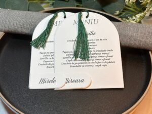 Meniu personalizat cu ciucure verde