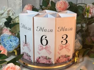 Număr de masă cu design floral și fundiță roz - imagine 3