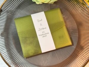 Invitație de nuntă vellum verde sidefat