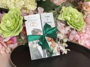 Invitație de nuntă elegantă cu design romantic