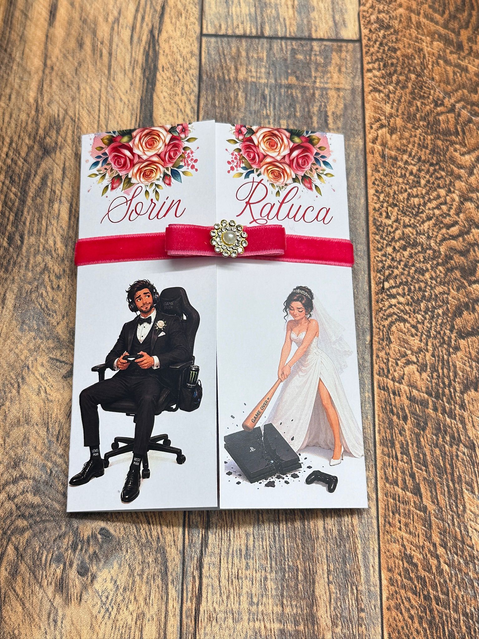 Invitație de nuntă personalizată cu caricatură – Game Over