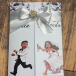 Invitație de nuntă personalizată cu caricatură – Mireasa după mire