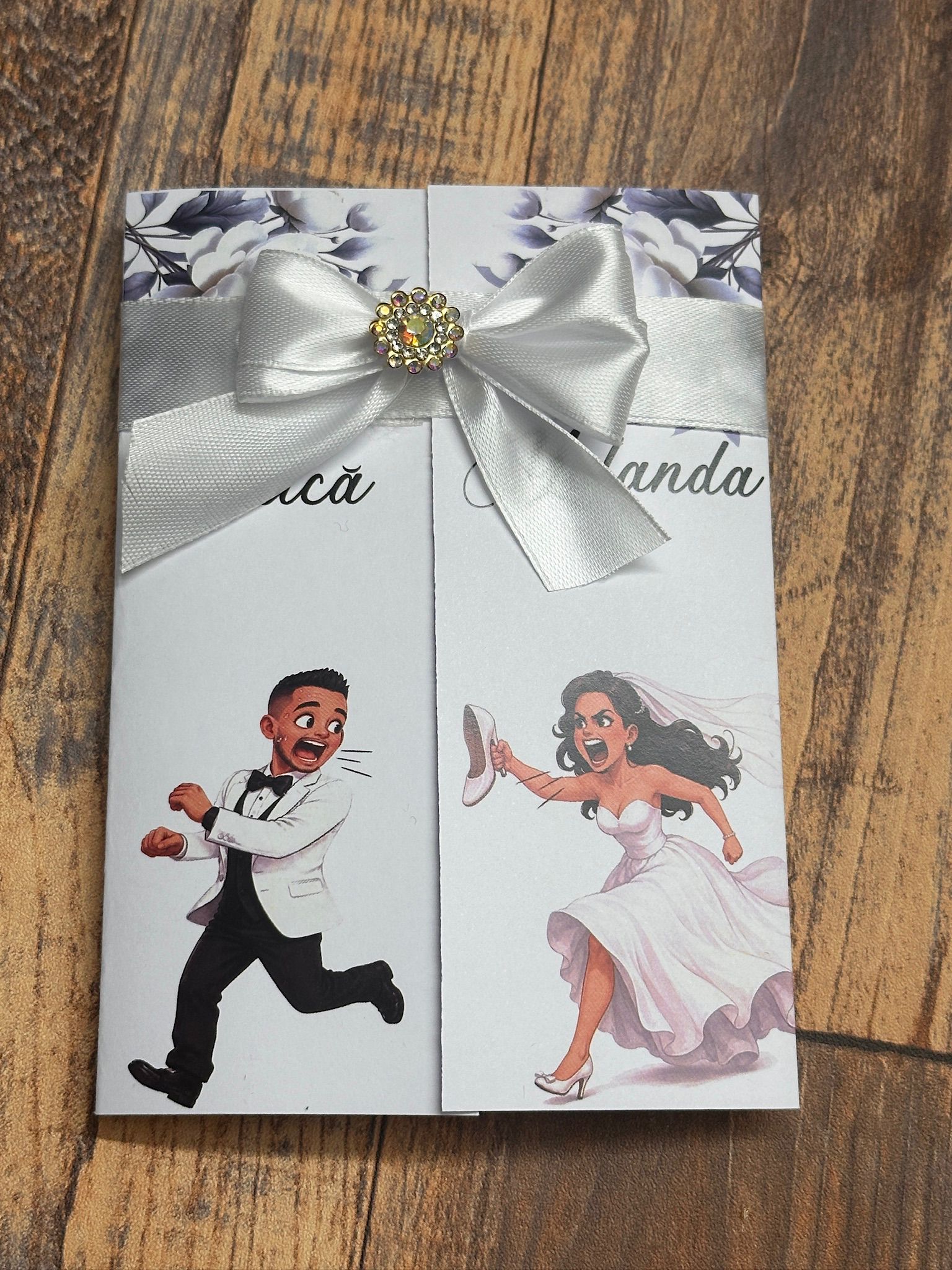 Invitație de nuntă personalizată cu caricatură – Mireasa după mire