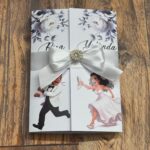 Invitație de nuntă personalizată cu caricatură – Mireasa după mire