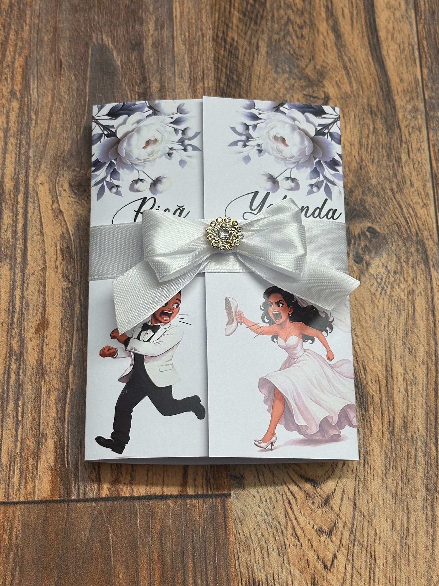 Invitație de nuntă personalizată cu caricatură – Mireasa după mire
