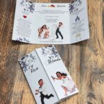 Invitație de nuntă personalizată cu caricatură – Mireasa după mire