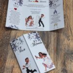 Invitație de nuntă personalizată cu caricatură – Mireasa după mire
