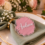 Placecard acrilic personalizat cu nume | Contur ondulat rotund