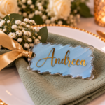 Placecard acrilic personalizat cu nume | Contur ondulat elegant.