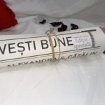 Invitație nuntă ziar rulat pe hârtie texturată