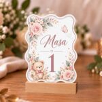 Număr de masă personalizat din carton – Model Botez Ramă Valuri Elegante