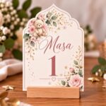 Număr de masă personalizat din carton – Model Botez Arcada cu Flori